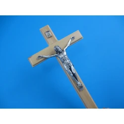 Krzyż stojący z drzewa oliwnego 18 cm + pudełko